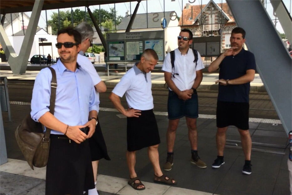 Motoristas trocam calças por saias, em França