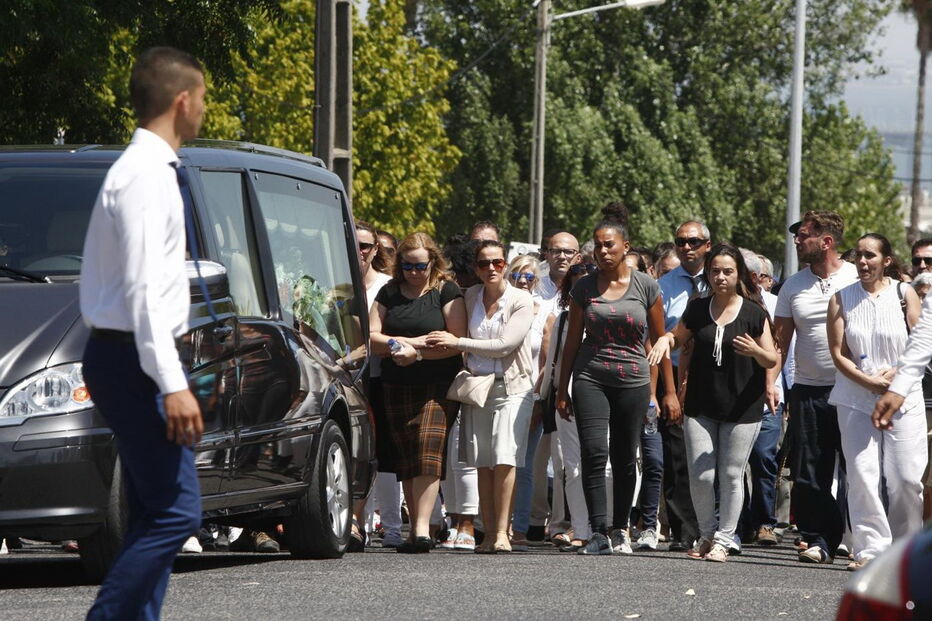 Família, amigos e populares despediram-se de Rodrigo em Camarate 