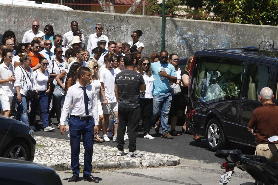 Família, amigos e populares despediram-se de Rodrigo em Camarate 