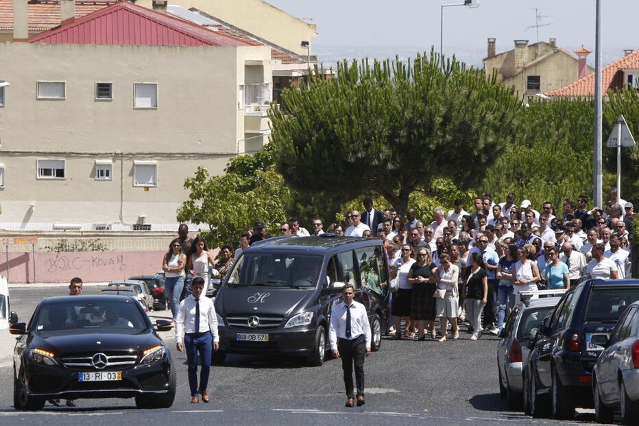 Família, amigos e populares despediram-se de Rodrigo em Camarate 