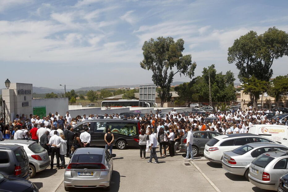Família, amigos e populares despediram-se de Rodrigo em Camarate 