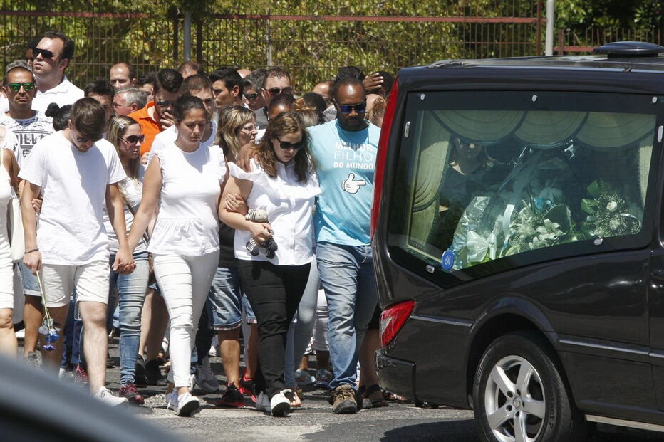 Família, amigos e populares despediram-se de Rodrigo em Camarate 