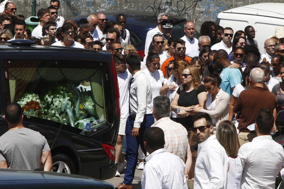 Família, amigos e populares despediram-se de Rodrigo em Camarate 