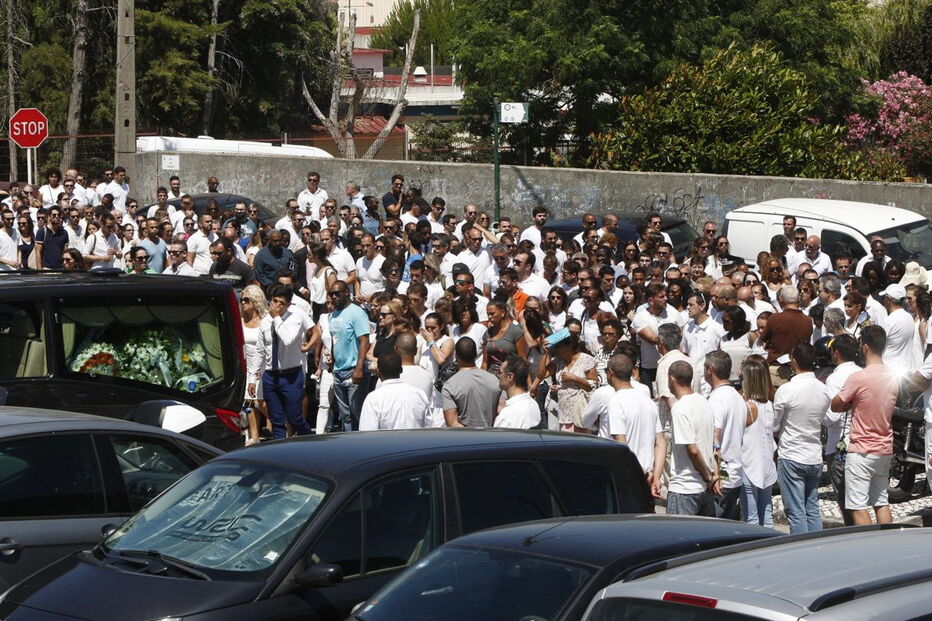 Família, amigos e populares despediram-se de Rodrigo em Camarate 