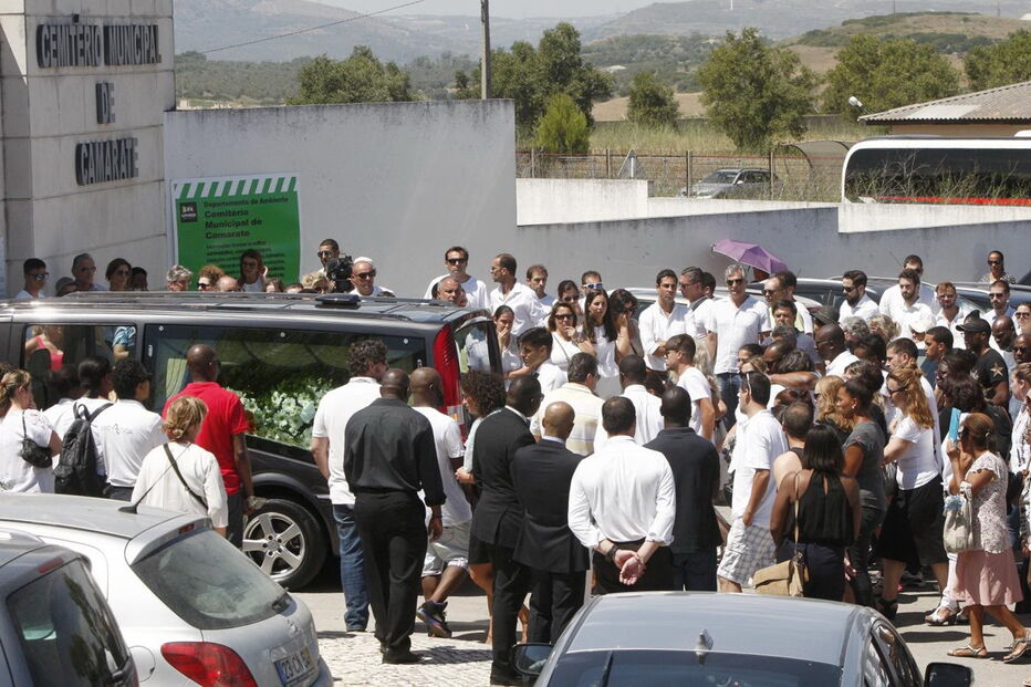 Família, amigos e populares despediram-se de Rodrigo em Camarate 