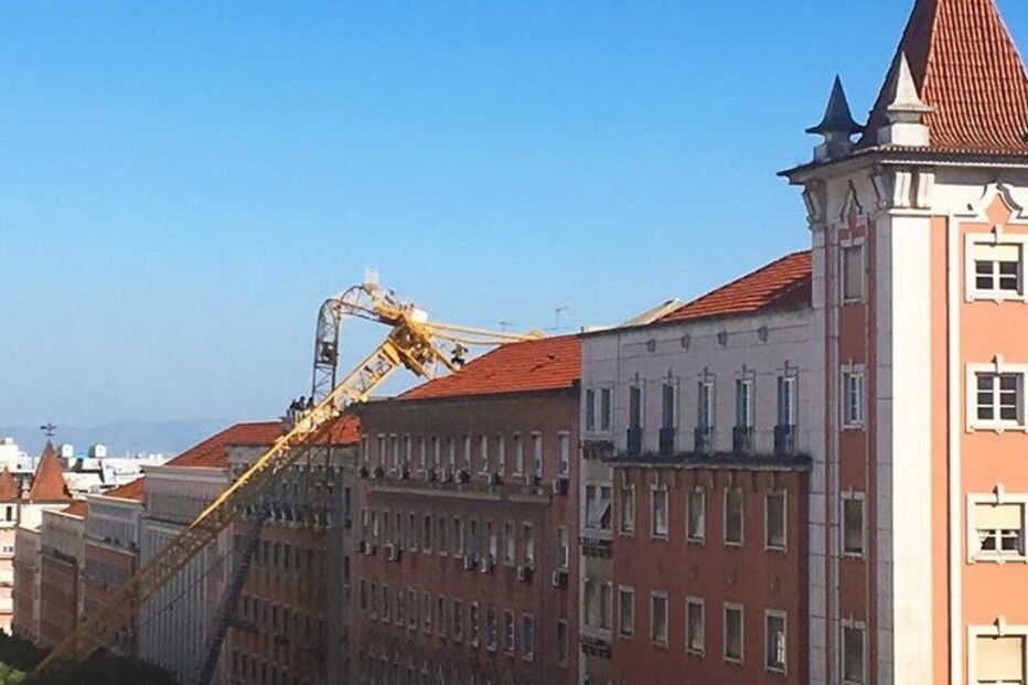 Grua caiu na Avenida António Augusto Aguiar