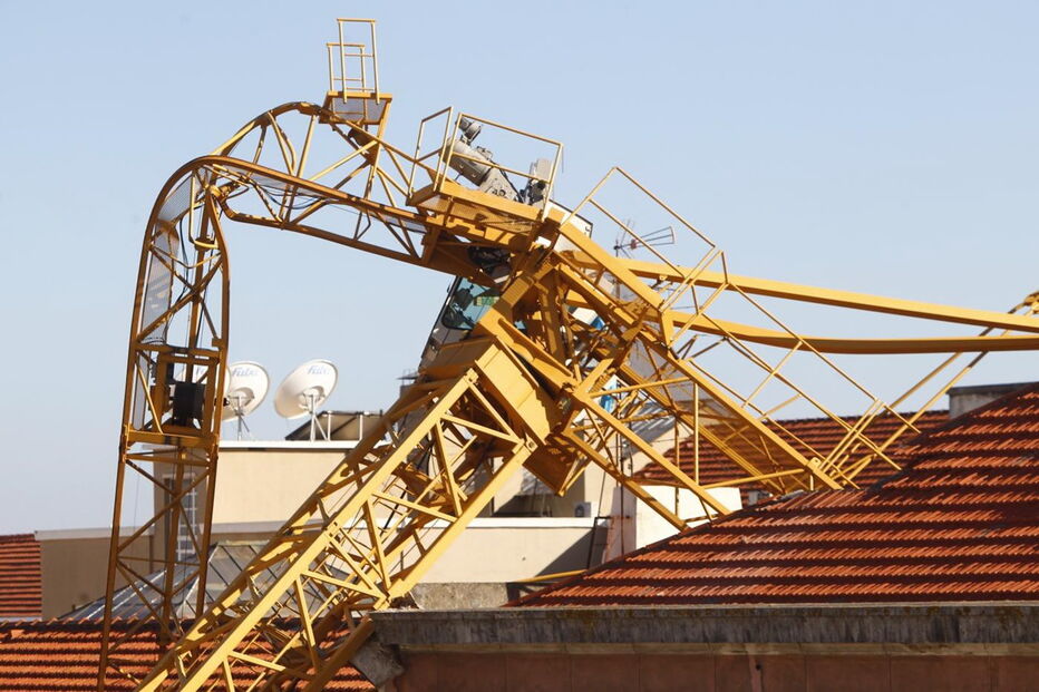  Grua caiu na Avenida António Augusto Aguiar