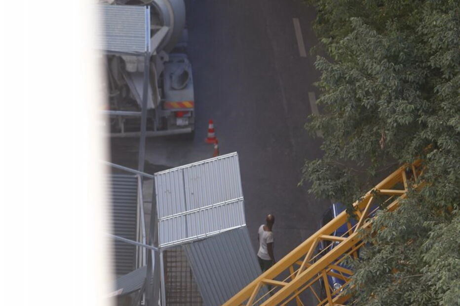  Grua caiu na Avenida António Augusto Aguiar
