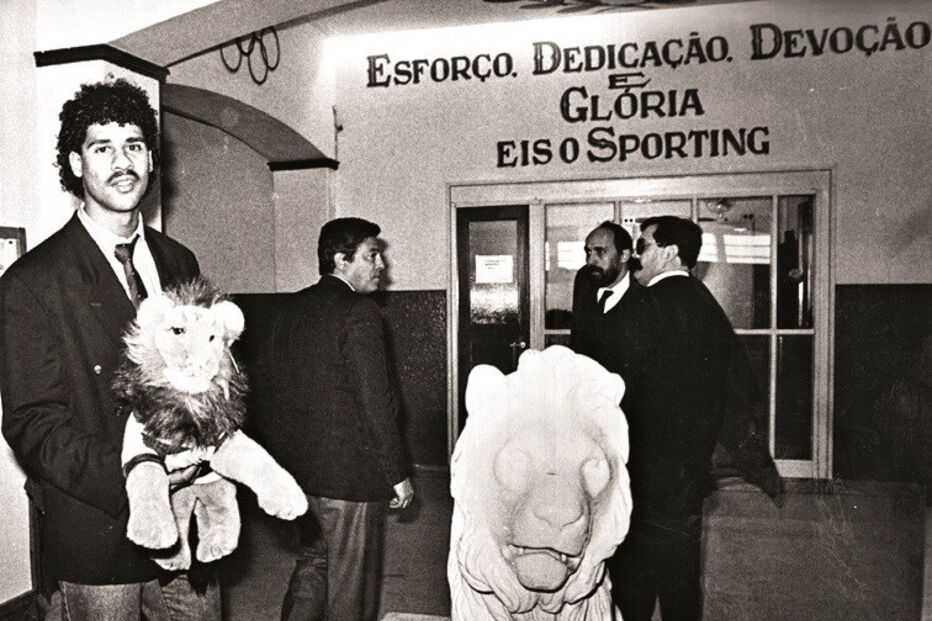 Rijkaard (esq.) em Alvalade com Jorge Gonçalves (à direita de óculos) 