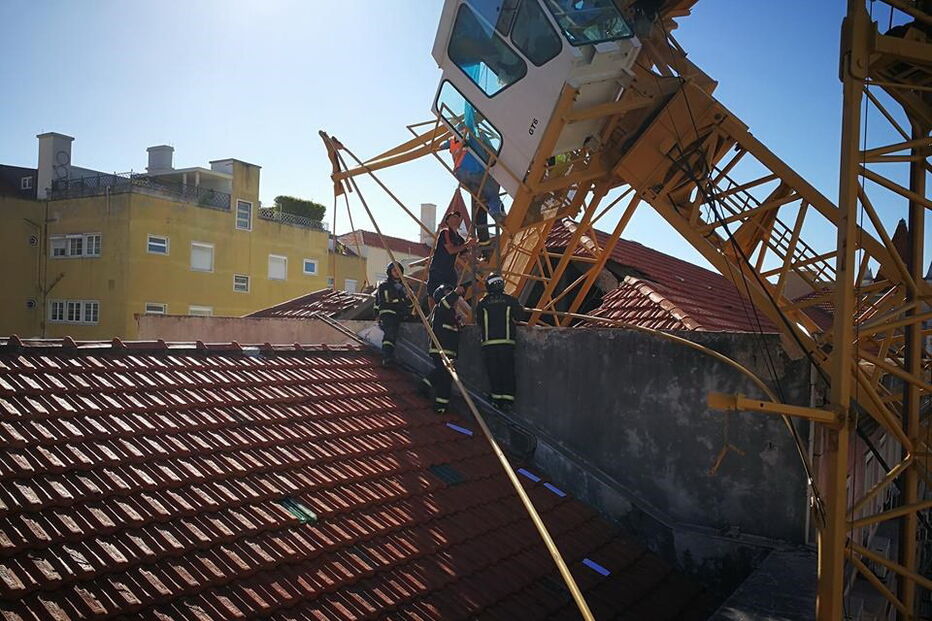 Imagens dos Sapadores mostram a grua acidentada em Lisboa