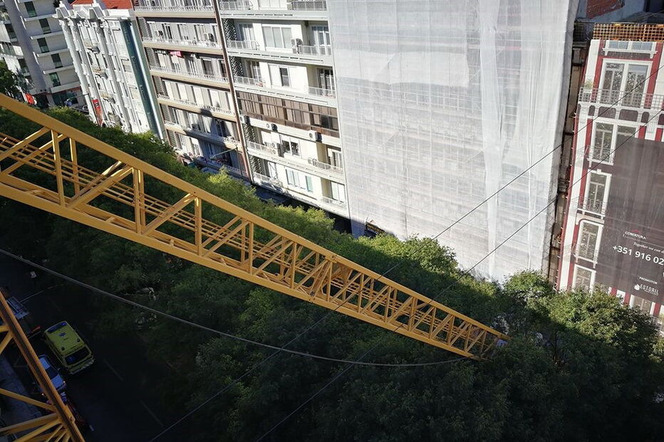 Imagens dos Sapadores mostram a grua acidentada em Lisboa