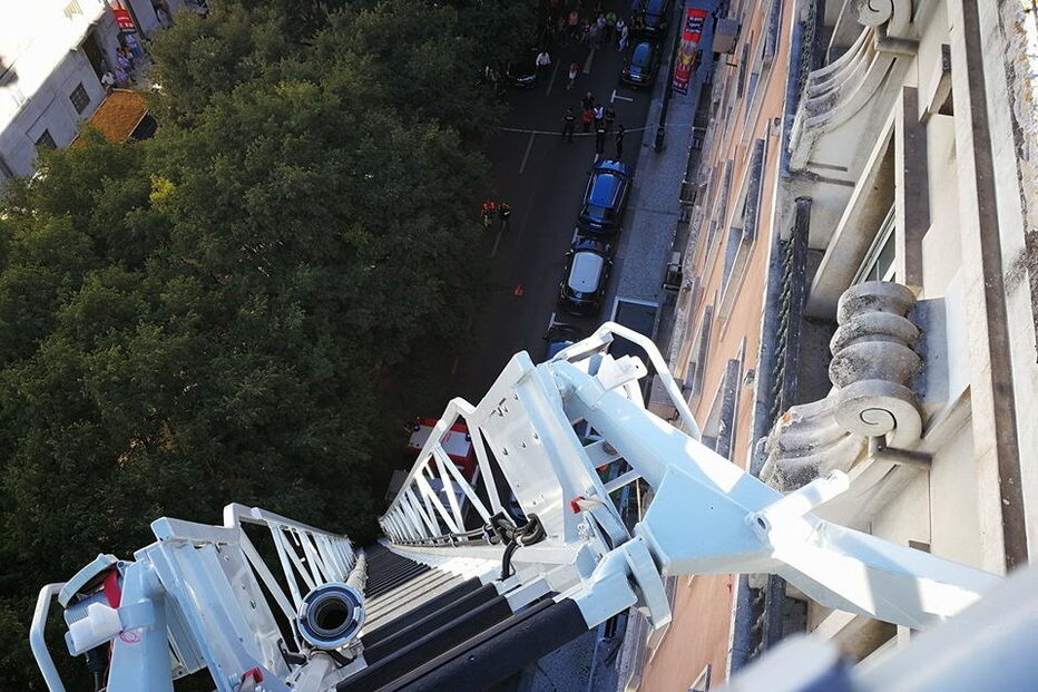 Imagens dos Sapadores mostram a grua acidentada em Lisboa
