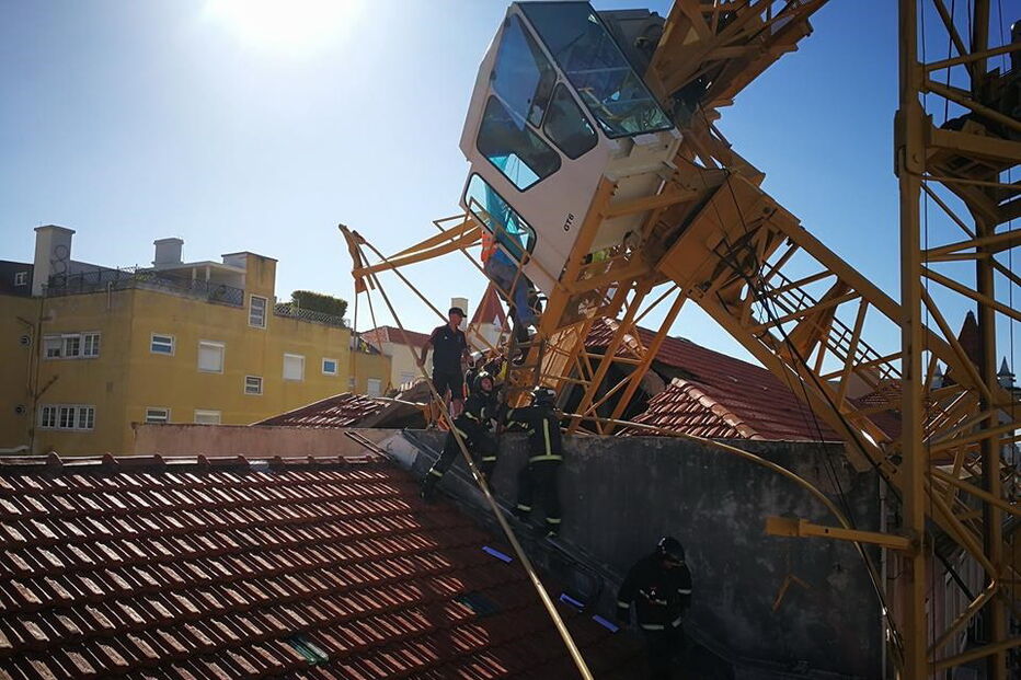 Imagens dos Sapadores mostram a grua acidentada em Lisboa
