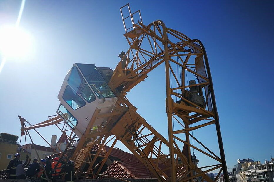 Imagens dos Sapadores mostram a grua acidentada em Lisboa