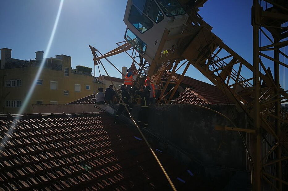Imagens dos Sapadores mostram a grua acidentada em Lisboa