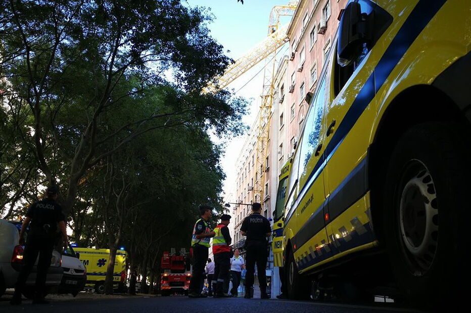 Imagens dos Sapadores mostram a grua acidentada em Lisboa