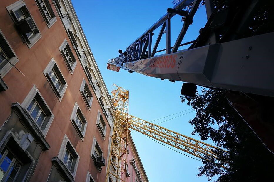 Imagens dos Sapadores mostram a grua acidentada em Lisboa