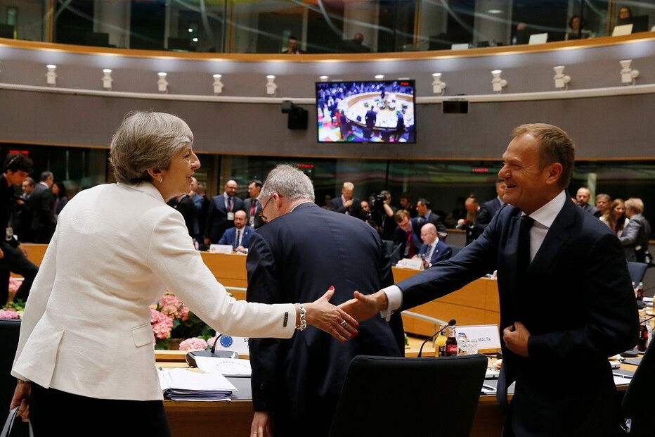 Theresa May cumprimenta Donald Tusk na cimeira de líderes europeus em Bruxelas  