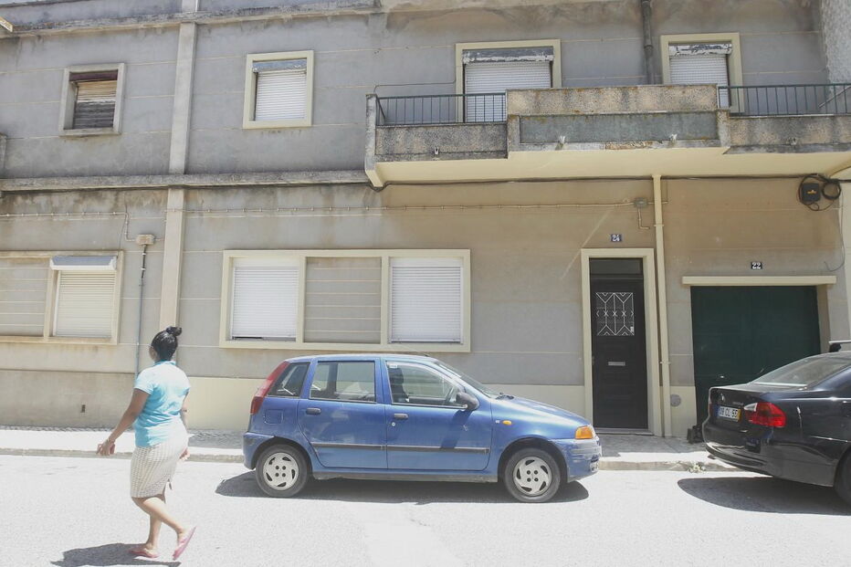 Vítima e mulher viviam no primeiro andar deste prédio no Carregado 