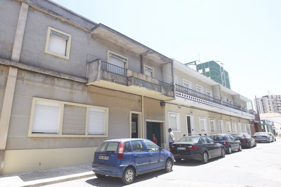 Vítima e mulher viviam no primeiro andar deste prédio no Carregado 