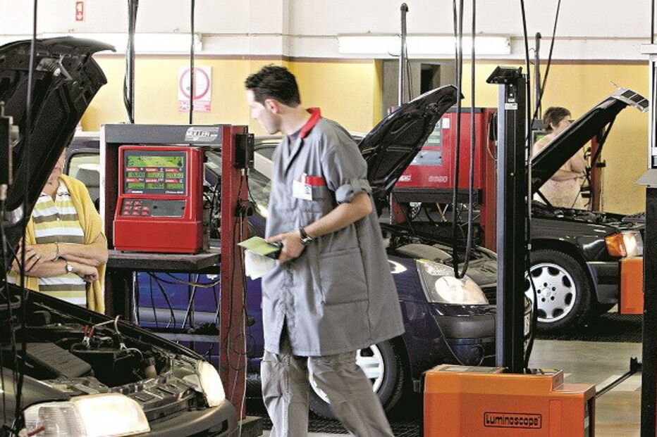 O Instituto da Mobilidade e dos Transportes decidiu encerrar 14 centros de inspeção, dizendo que estas unidades não concluíram as obras de modernização   