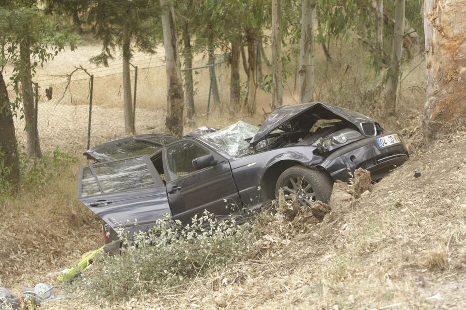 Carro ficou destruído. Bebé seguia no banco de trás, mas salvou-se    