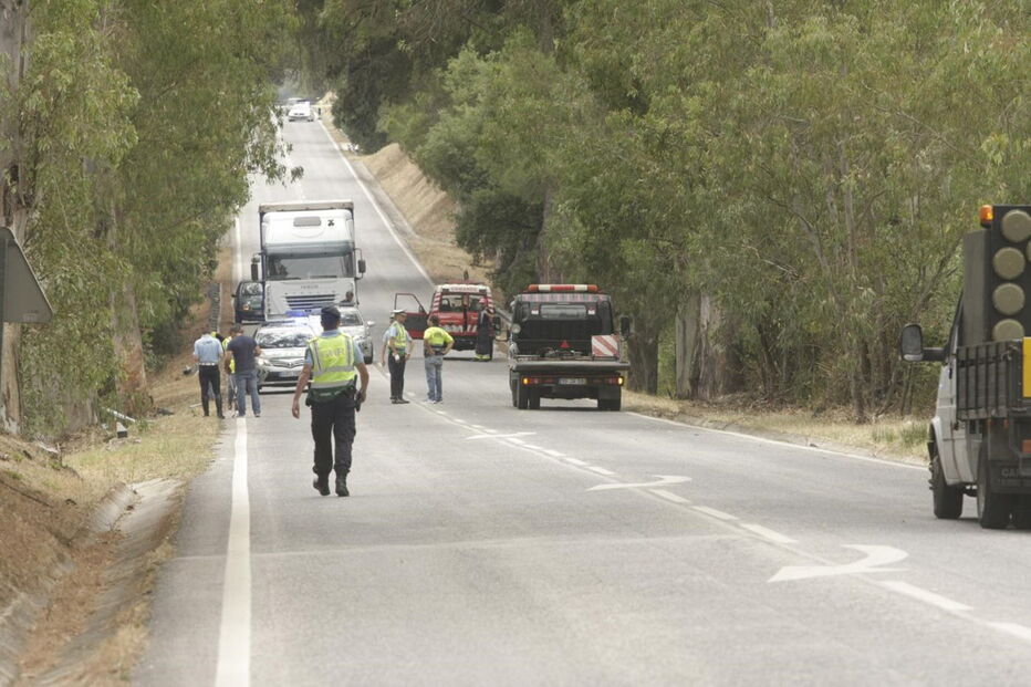 Carro ficou destruído. Bebé seguia no banco de trás, mas salvou-se    