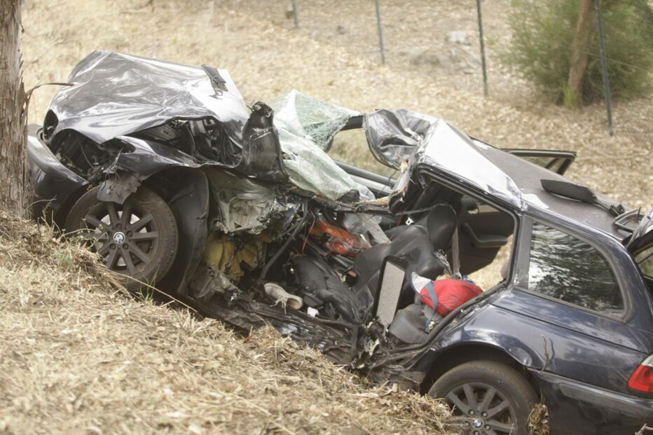 Carro ficou destruído. Bebé seguia no banco de trás, mas salvou-se    