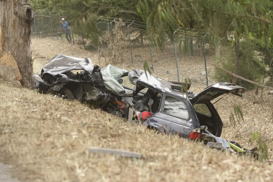 Carro ficou destruído. Bebé seguia no banco de trás, mas salvou-se    