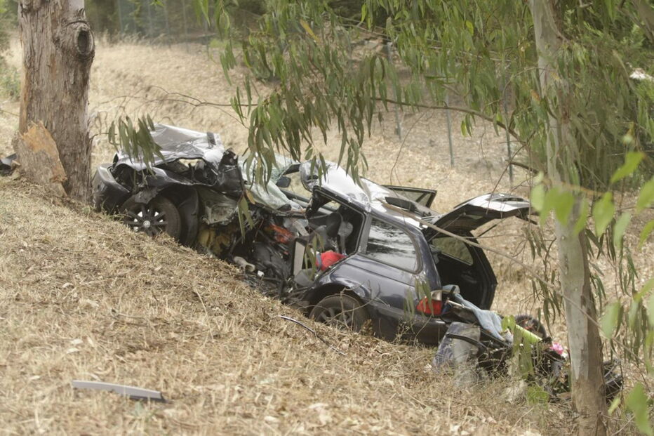 Carro ficou destruído. Bebé seguia no banco de trás, mas salvou-se    