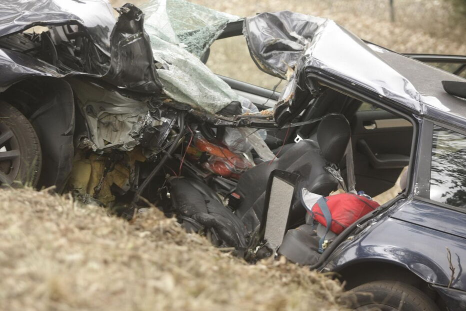 Carro ficou destruído. Bebé seguia no banco de trás, mas salvou-se    