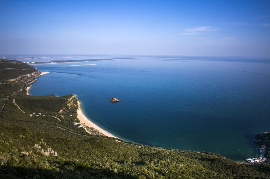 Galapinhos é considerada a melhor praia da Europa e tem atraído milhares de curiosos   