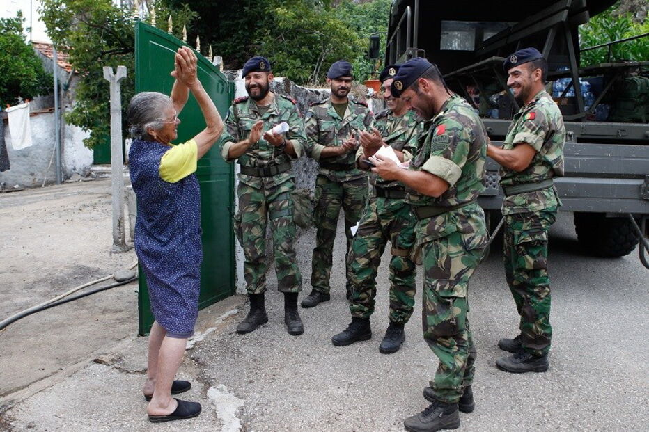 Militares estão a distribuir bens de primeira necessidade às populações afetadas pelo fogo  
