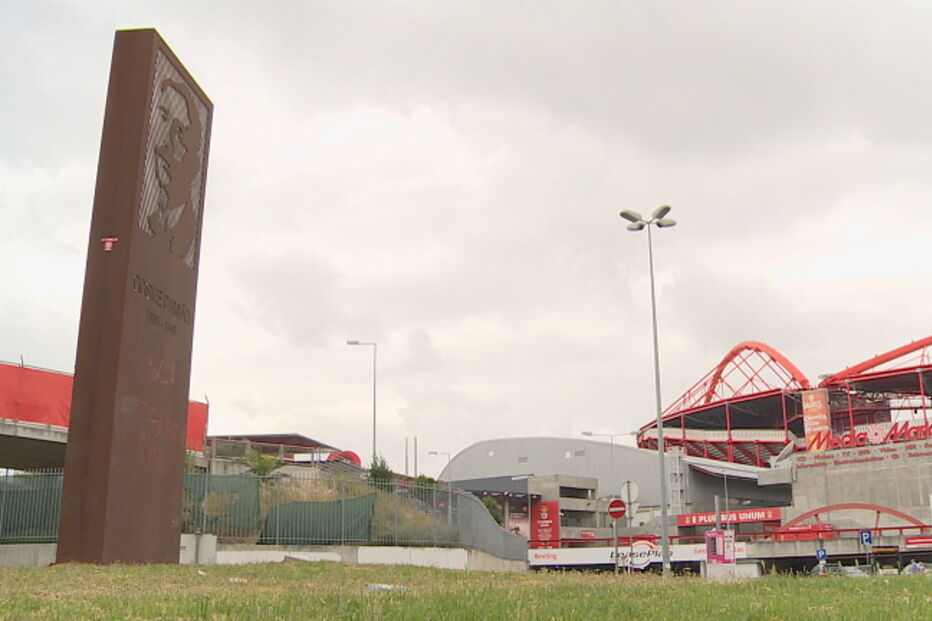 Monumento a Cosme Damião junto ao Estádio da Luz foi vandalizado