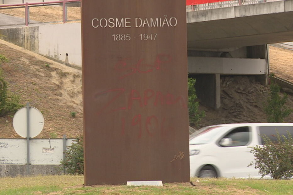 Monumento a Cosme Damião junto ao Estádio da Luz foi vandalizado