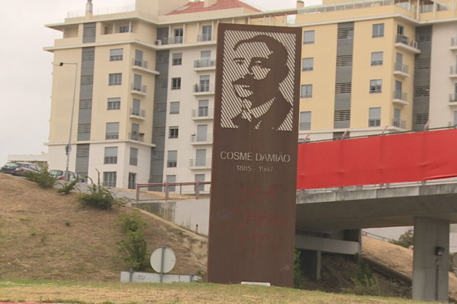 Monumento a Cosme Damião junto ao Estádio da Luz foi vandalizado