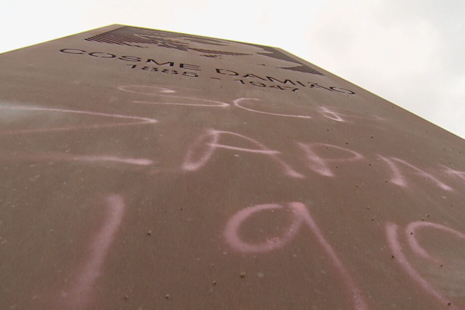 Monumento a Cosme Damião junto ao Estádio da Luz foi vandalizado