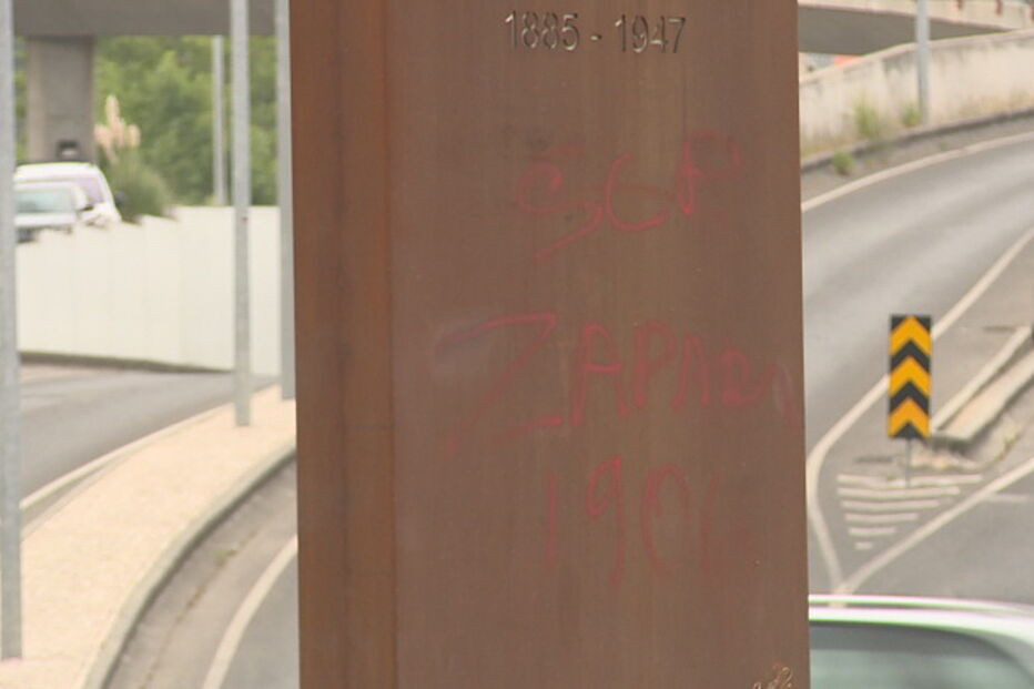 Monumento a Cosme Damião junto ao Estádio da Luz foi vandalizado