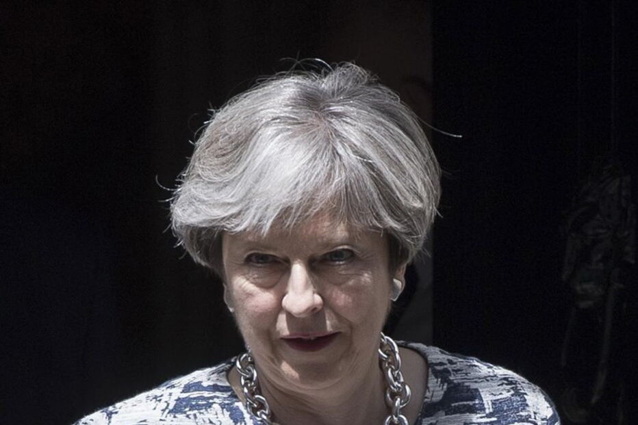 Theresa May promete manter direitos a cidadãos da UE