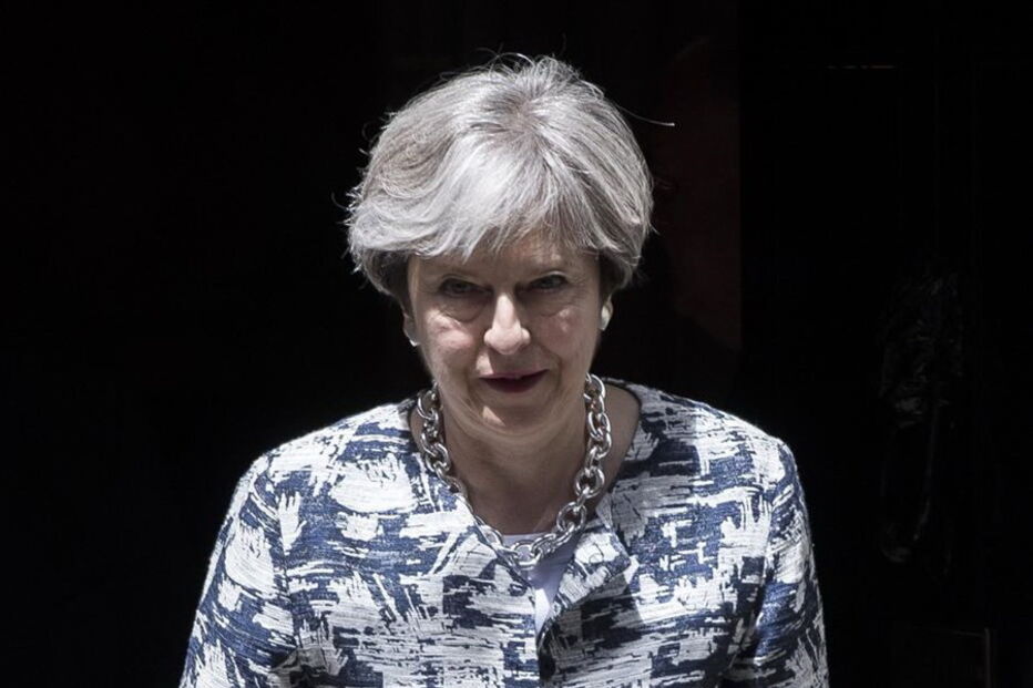Theresa May promete manter direitos a cidadãos da UE