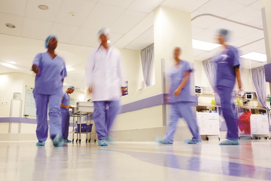 Enfermeiros especialistas ameaçam prestar apenas cuidados básicos até passarem a ser remunerados pela categoria