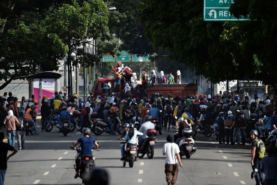 Centenas de venezuelanos bloquearam as ruas principais da cidade de Caracas