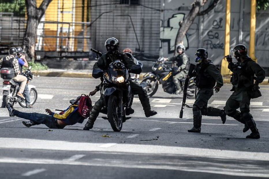 Centenas de venezuelanos bloquearam as ruas principais da cidade de Caracas