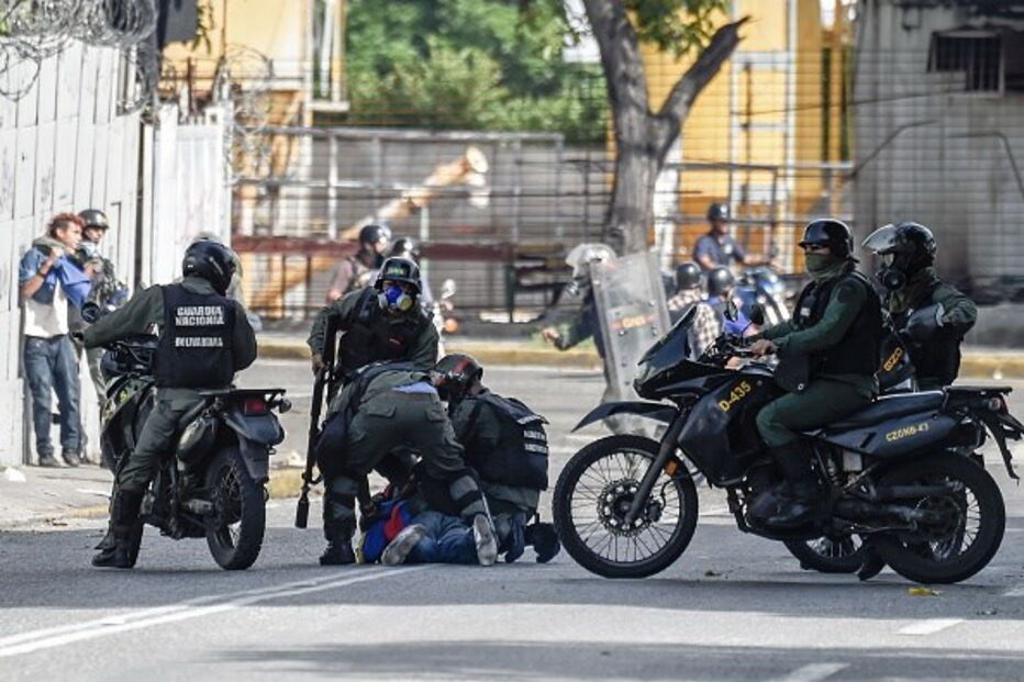 Centenas de venezuelanos bloquearam as ruas principais da cidade de Caracas