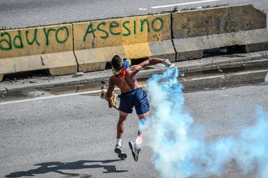 Centenas de venezuelanos bloquearam as ruas principais da cidade de Caracas