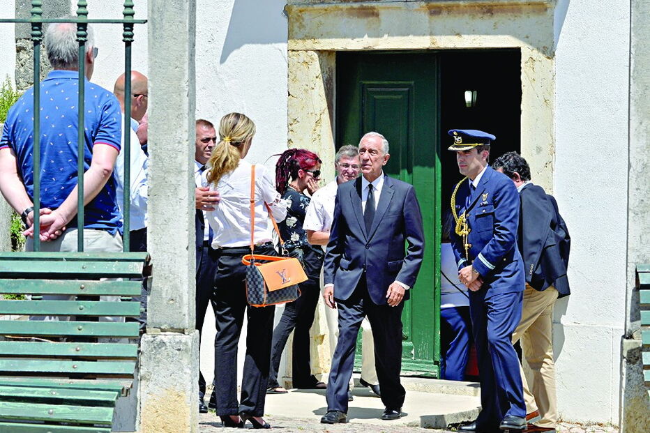 Marcelo Rebelo de Sousa à saída da Capela do Socorro, em Setúbal   