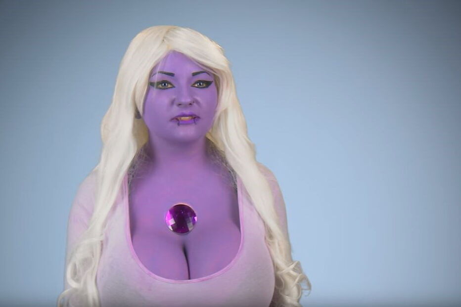 Bunny, a 'mulher roxa', quer aumentar o tamanho dos implantes de silicone