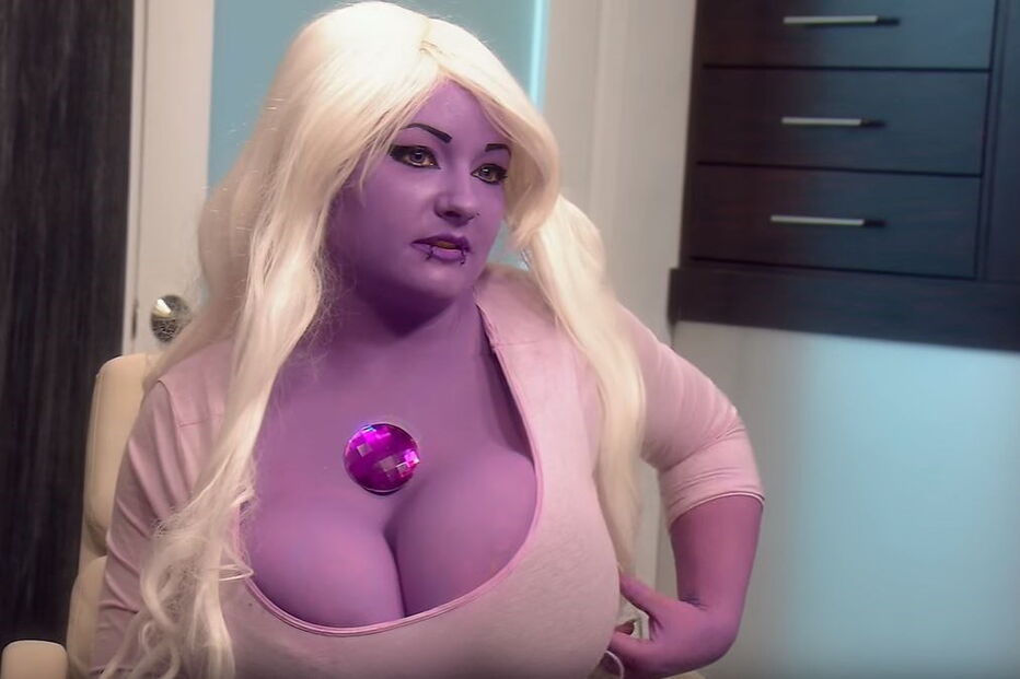 Bunny, a 'mulher roxa', quer aumentar o tamanho dos implantes de silicone