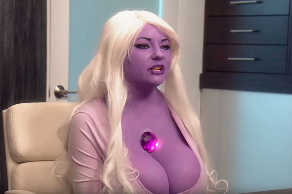 Bunny, a 'mulher roxa', quer aumentar o tamanho dos implantes de silicone