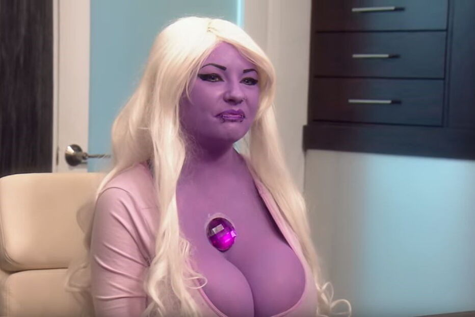 Bunny, a 'mulher roxa', quer aumentar o tamanho dos implantes de silicone